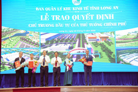 Trao quyết định chủ trương đầu tư khu công nghiệp Tân Tập, Long An