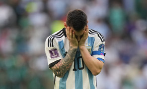 Messi cúi đầu, ôm mặt thất vọng trong nỗi đau thua trận