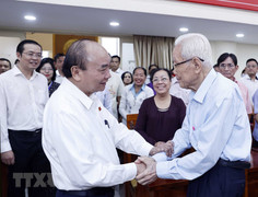 Chủ tịch nước chia sẻ với khó khăn của cán bộ công chức, viên chức xã, phường