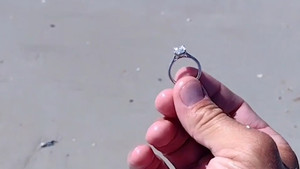 Dò tìm kim loại, người đàn ông ở Mỹ tìm thấy nhẫn kim cương giá 40.000 USD