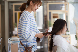 Phẫn nộ vì vợ làm tóc quá tốn kém, chồng xông đến salon đòi trả lại tiền