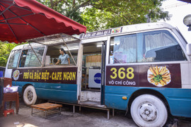 Quán phở đặc biệt trên xe khách 29 chỗ ở Hà Nội