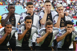 Vì sao đội tuyển Đức đồng loạt che miệng khi chụp ảnh?