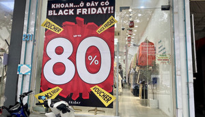 Black Friday: Thời trang giảm giá 'sập sàn' tới 80%, khách vẫn thờ ơ