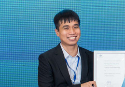 Chàng trai ngồi xe lăn giành học bổng du học Úc