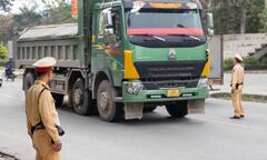 Bị phạt vì chở quá tải, tài xế liên tục gọi điện cầu cứu người thân