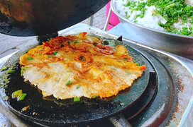 Bánh ép - món ăn vặt siêu hấp dẫn ở cố đô, đi Huế mà không thử là tiếc hùi hụi