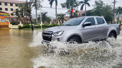 Đường biến thành sông, hàng trăm người bỏ ô tô bì bõm lội vào ủy ban huyện