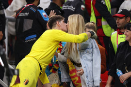 Xúc động khoảnh khắc người hùng tuyển Bỉ lên khán đài hôn vợ âu yếm