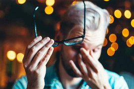 Người đàn ông đột ngột không nhìn thấy gì sau bữa ăn thịnh soạn