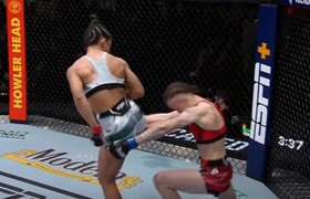 Nữ võ sĩ xoay người tung cú đá cực hiểm hạ gục đối thủ