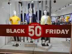 Nhiều cửa hàng ở TP.HCM giảm giá 'sập sàn’ dịp Black Friday