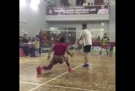 Người đàn ông vừa đánh cầu lông vừa tấu hài