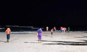Quảng Ngãi: Hai sinh viên bị sóng lớn cuốn khi tắm biển, một người chết