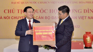 Chủ tịch Quốc hội thăm, nói chuyện với Đại sứ quán Việt Nam tại Philippines