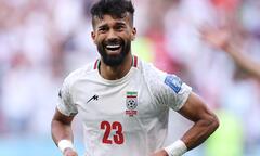 Ghi 2 bàn phút bù giờ, Iran đánh bại Xứ Wales