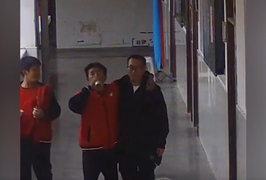 Nam sinh suýt sặc khi quàng vai nhầm thầy giáo