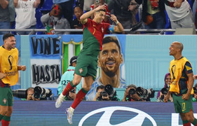 Ánh mắt ngưỡng mộ của Messi làm nền cho màn ăn mừng của Ronaldo