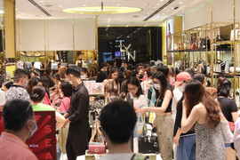 Nhiều trung tâm thương mại ở TP.HCM đông nghịt người ngày Black Friday