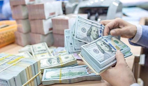 Giá USD 'chợ đen' đi ngang, ngân hàng giảm nhẹ