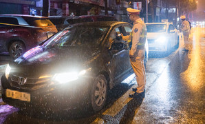 Bị đo nồng độ cồn, tài xế xin bỏ qua vì vợ mới sinh vui quá nên uống 1 lon bia