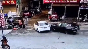 Rơi vào giữa vụ tai nạn ở Trung Quốc, công nhân vệ sinh thoát chết thần kỳ