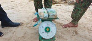 Túi ghi chữ nước ngoài nghi chứa ma tuý liên tiếp trôi vào vùng biển Quảng Trị