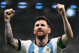 Messi ghi siêu phẩm, báo Argentina sung sướng gọi tên vị cứu tinh