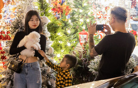 Giới trẻ Hà thành nô nức đến phố Hàng Mã check-in trước thềm Noel