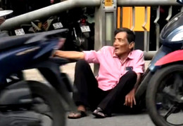 Sự thật bức ảnh nghệ sĩ Thương Tín ngồi thất thần dưới chân cầu vượt