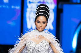 Ảnh: Vẻ đẹp quyền lực của H'Hen Niê trên sàn diễn với mái tóc nặng gần 3 kg 