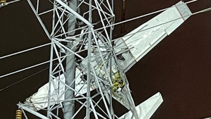 Máy bay tông vào trụ điện cao thế, phi công và hành khách mắc kẹt trên không