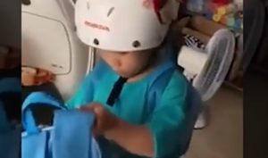 Mẹ bất lực với con trai 'não cá vàng'