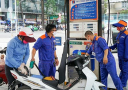 Nhập khẩu xăng dầu tăng vọt, người dân thoải mái nhiên liệu đi hết Tết