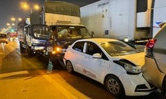 Hà Nội: 6 ô tô tông liên hoàn, đường Vành đai 3 tắc cứng
