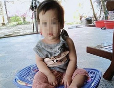 Nghệ An: Bé gái gần 1 tuổi bị bỏ rơi bên đường