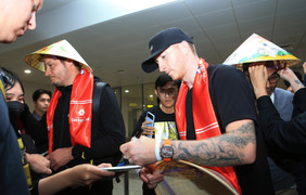 Dàn sao Dortmund đến Việt Nam, Marco Reus ký tặng CĐV tại sân bay