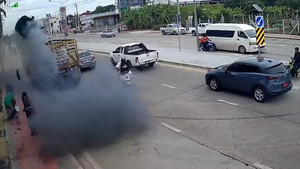 Lốp xe phát nổ bắn lên trời như tên lửa ở Thái Lan