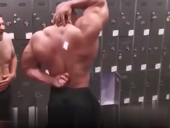 Lực sĩ cũng bó tay với thử thách bóc miếng dán sau lưng