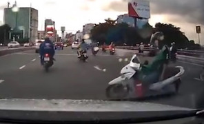 Tài xế ngủ gục, xe máy lao vào đầu ô tô ở TP.HCM