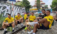 Cầu thủ Dortmund ngồi cà phê đường tàu, UBND phường ở Hà Nội báo cáo gì?