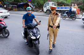 Uống với bạn 2 chén rượu, tài xế méo mặt khi nhận biên bản xử phạt nồng độ cồn