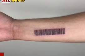 Không cần mang ví, chàng trai nghĩ ra cách dùng cánh tay để trả tiền mọi thứ