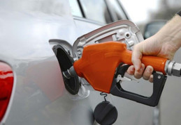 Cho bạn gái đi nhờ xe rồi chia đôi tiền xăng, chàng trai bị đòi chia tay