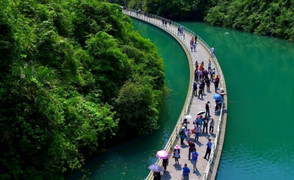 Con đường nổi bằng ống nhựa chịu sức nặng 10.000 người ở Trung Quốc