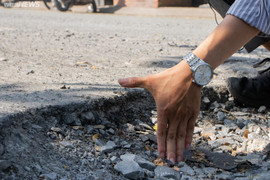 Thấp thỏm đi qua đường đầy ổ voi, ổ gà ở TP.HCM