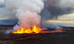 Núi lửa ở Hawaii thức giấc sau gần 40 năm, phun dòng dung nham cao tới 60m