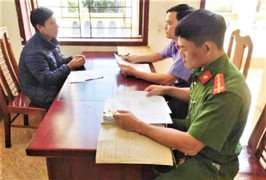 Đình chỉ vụ án phụ huynh vác dao xông vào trường học ép hiệu trưởng quỳ xin lỗi