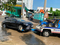 Chật vật hơn 12 tiếng sống chung với ngập ở TP.HCM