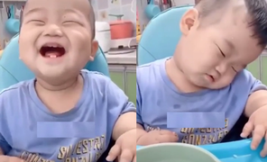 Em bé đang cười sằng sặc lập tức ngủ gật